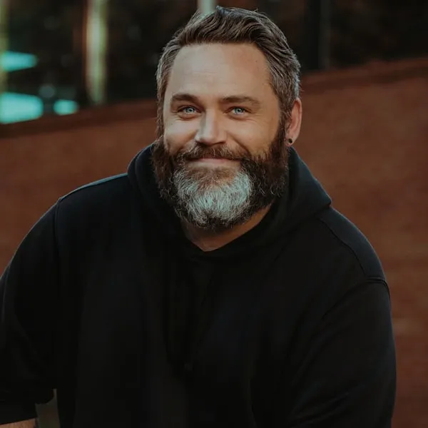Portret gosta Luke Černa