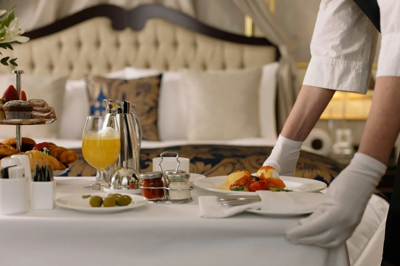 Prijazno hotelsko osebje na recepciji